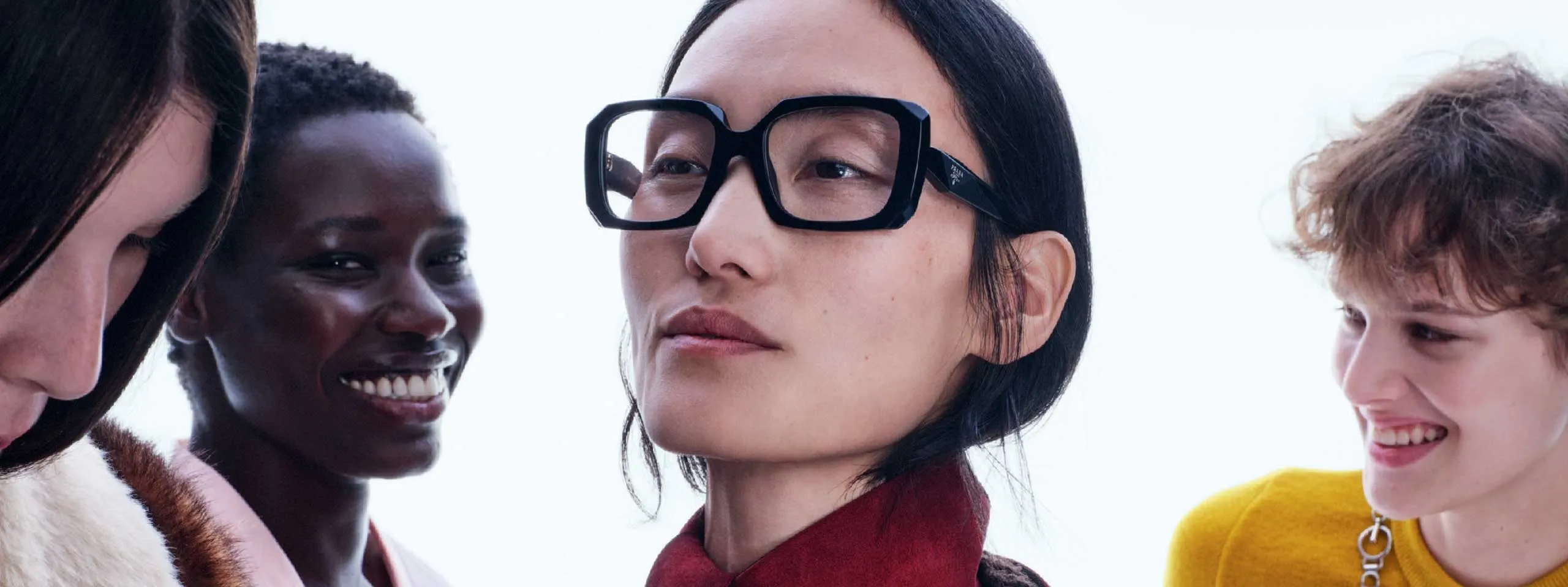 Person mit einer schwarzen Brille