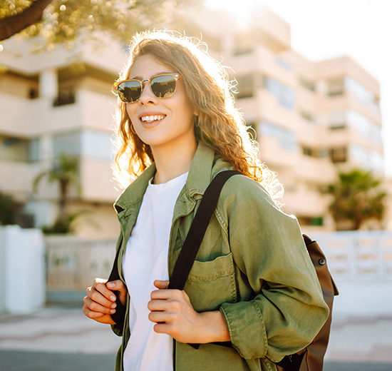 Eine Frau mit einer Sonnenbrille