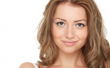 Eine Frau mit Teint und Haaren des Frühlingstyps