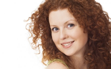 Eine Frau mit Teint und Haaren des Herbst-Typs