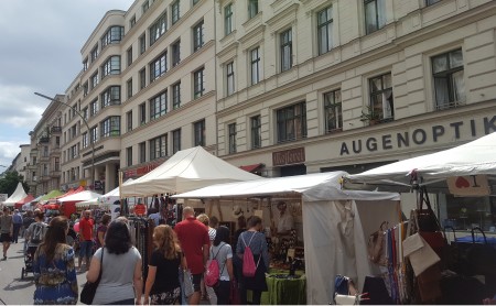 Belebte Straße vor dem Optikzentrum Berlin