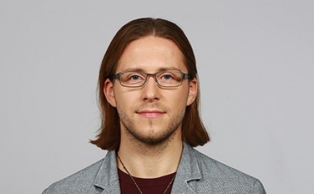 Mann mit ovalem Gesicht und passender Brille