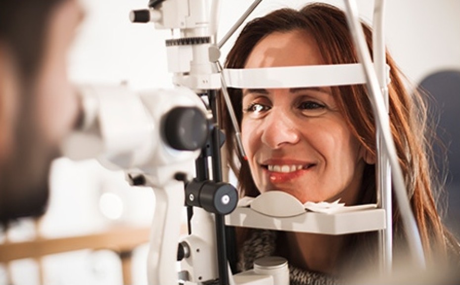 Eine Frau beim Sehtest