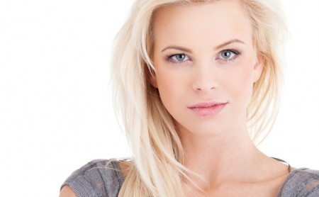 Eine Frau mit Teint und Haaren des Sommer-Typs