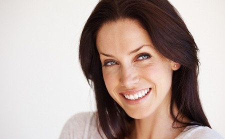 Eine Frau mit Teint und Haaren des Winter-Typs