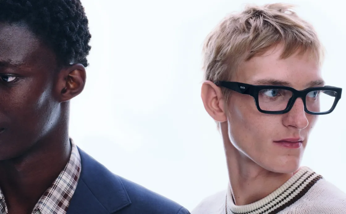 Person mit einer schwarzen Brille