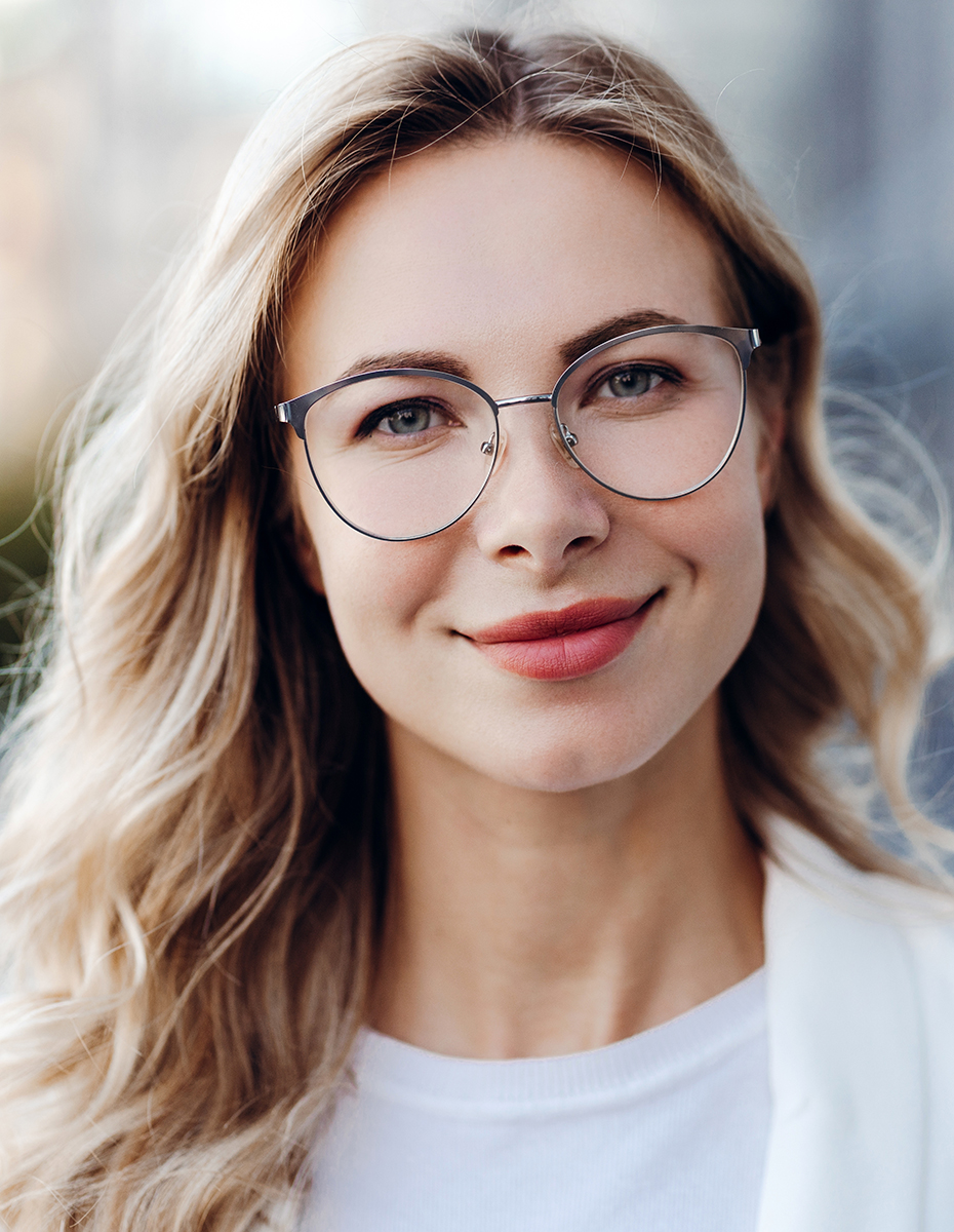 Eine Person mit einer Brille und einer ovalen Gesichtsform.