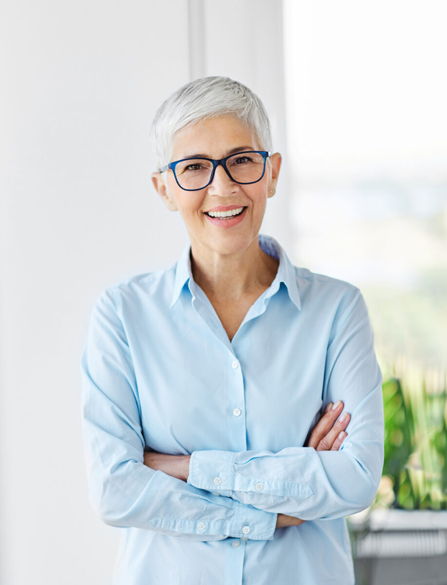 Eine Frau mit Gleitsichtbrille