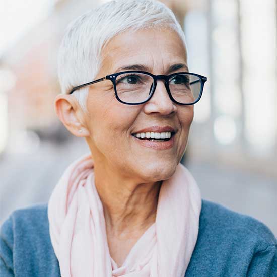Eine Frau mit einer schwarzen Brille