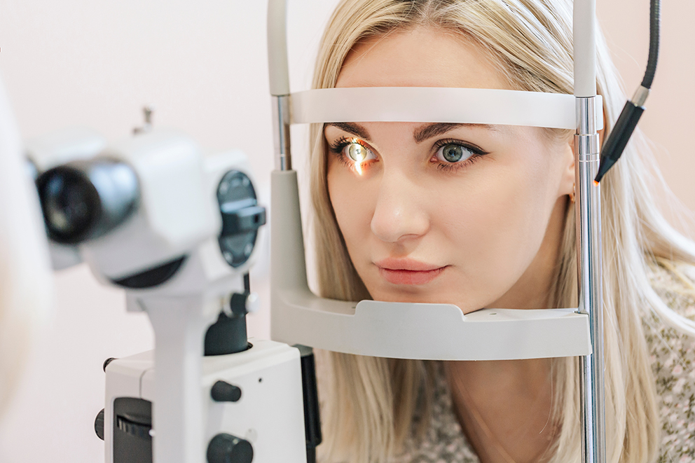 optikzentrum-berlin-gesichtsform-oval Eine Frau macht einen Sehtest