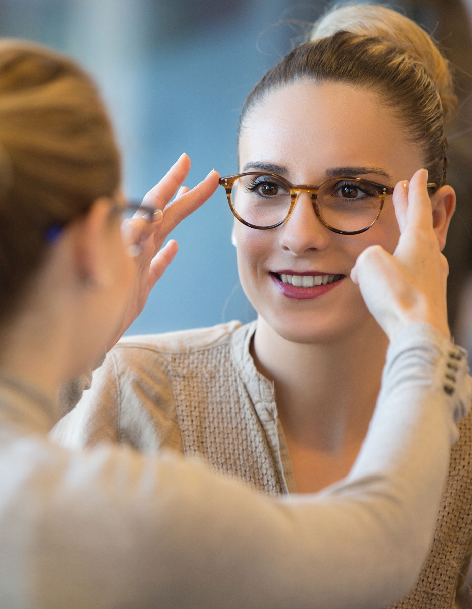 Eine Frau bekommt eine Brille