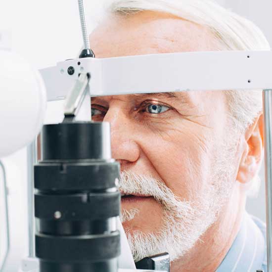 Ein Mann macht eine Sehanalyse beim Optiker