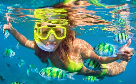 Ein Kind mit einer Taucherbrille unter Wasser