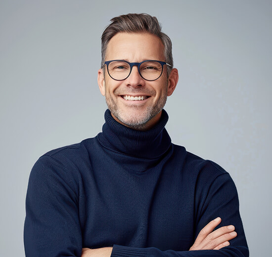 Ein Mann mit einer Gleitsichtbrille