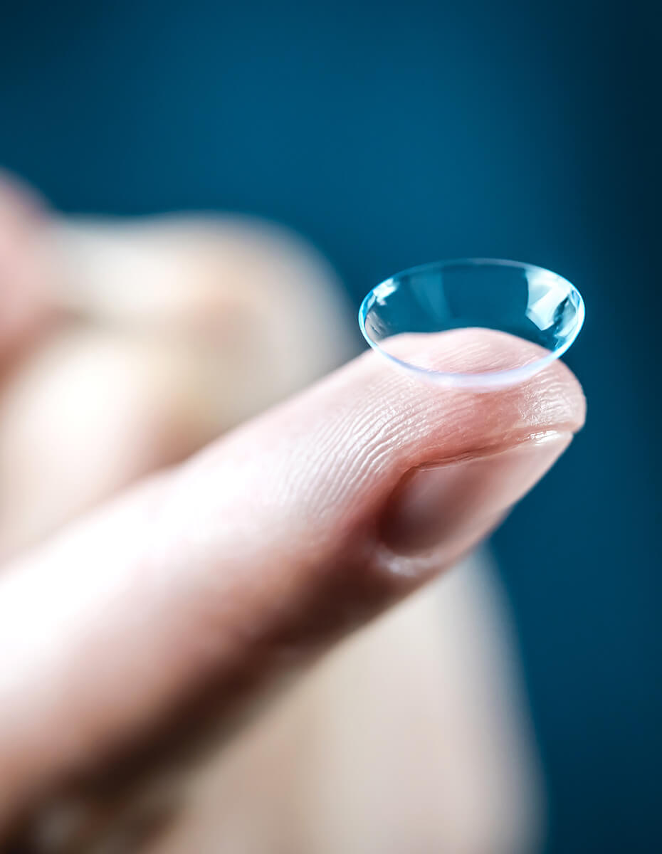 Kontaktlinse auf einem Finger