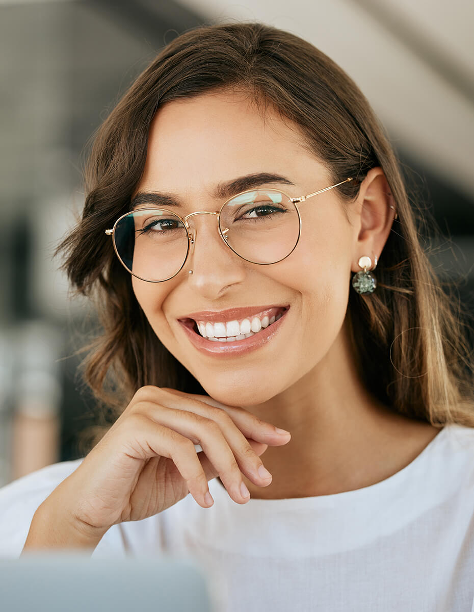 optik-zentrum-berlin-gesichtsform-rund Eine Frau mit einem herzförmigen Gesicht und einer Brille.